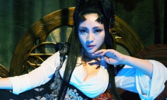 浴池中的她